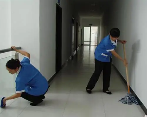 两位保洁员在打扫卫生